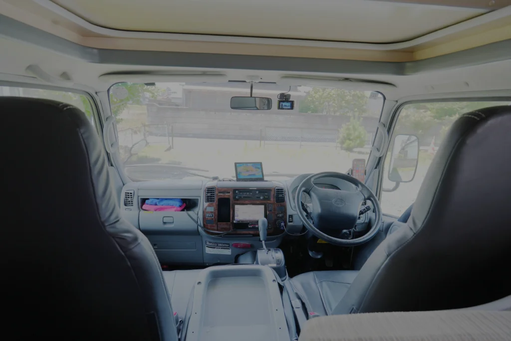 3人乗車可能な運転席